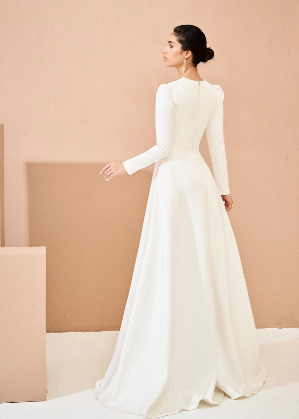 Square neckline long-sleeved wedding dress
