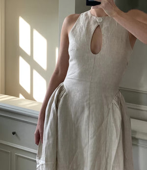 Elegant keyhole maxi dress in breathable linen