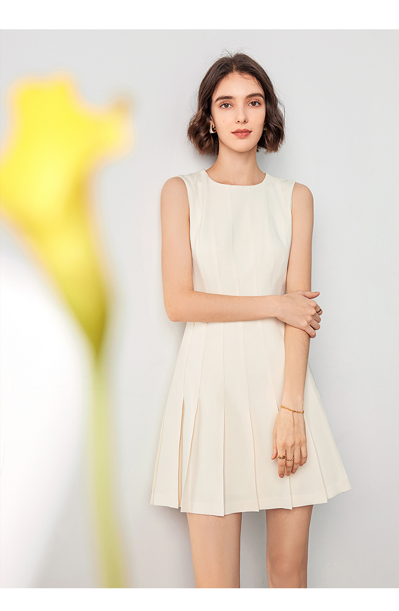 Feminine white pleated mini dress by taileroom