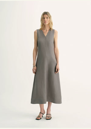  Minimalist travel-ready sleeveless midi dress