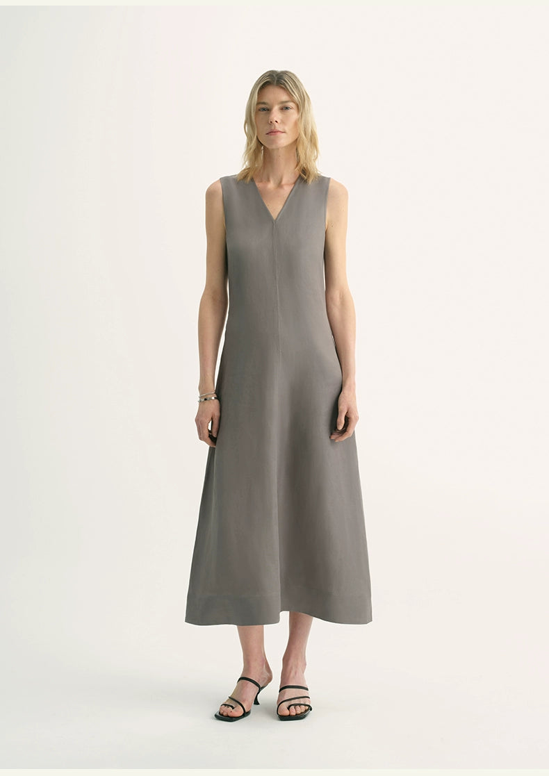  Minimalist travel-ready sleeveless midi dress