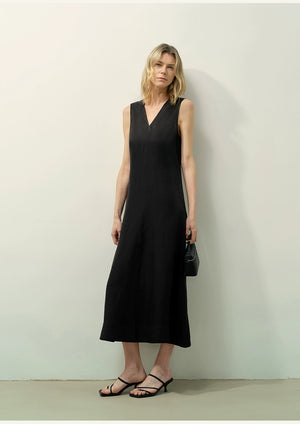 Black sleeveless dress with wrinkle-resistant fabric