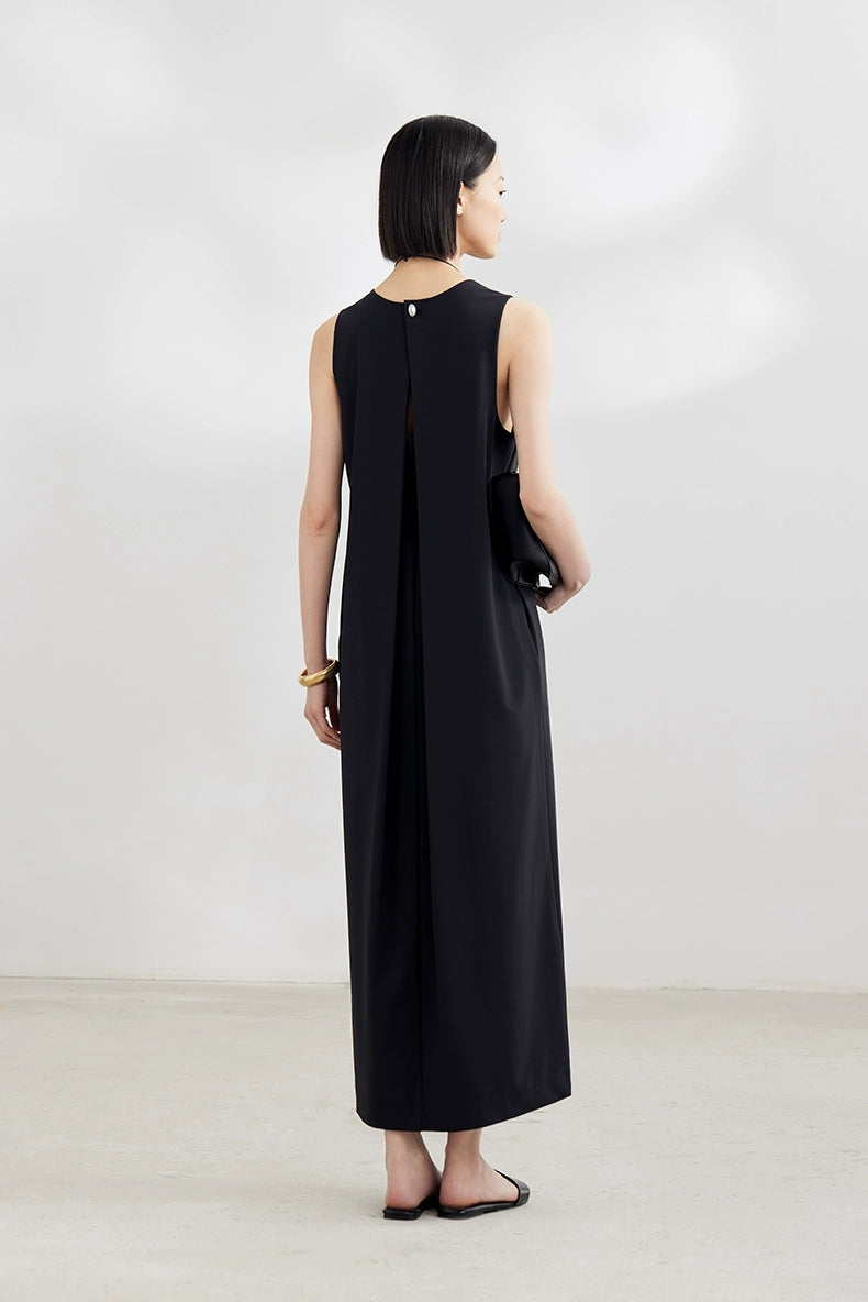 Scoop-neck white dress with modern minimalist charm