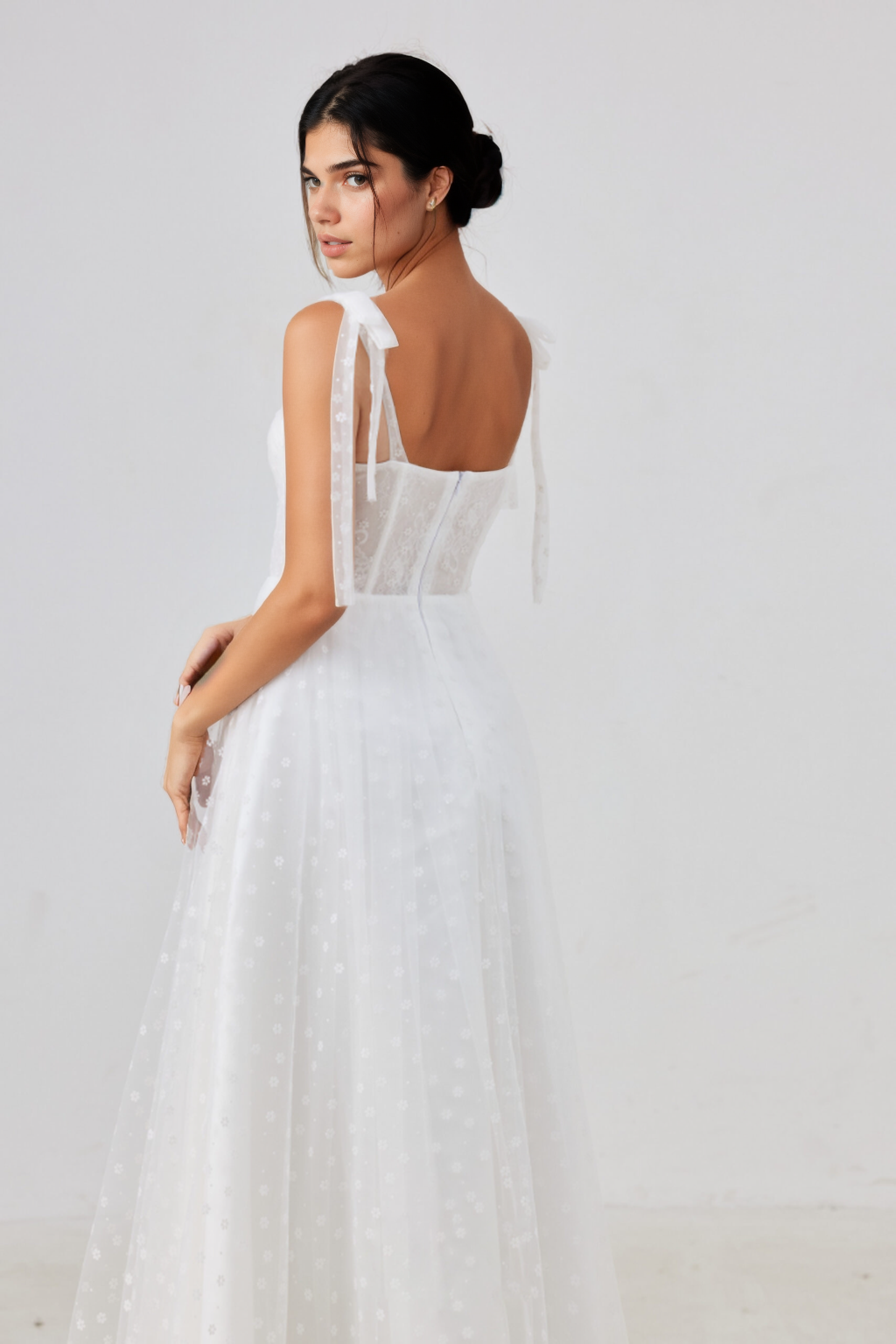 Dress with sweetheart neckline and bow-tied straps